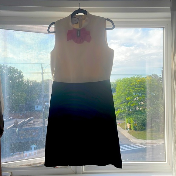 Gucci Dresses & Skirts - Gucci black and cream dress with pink bow
